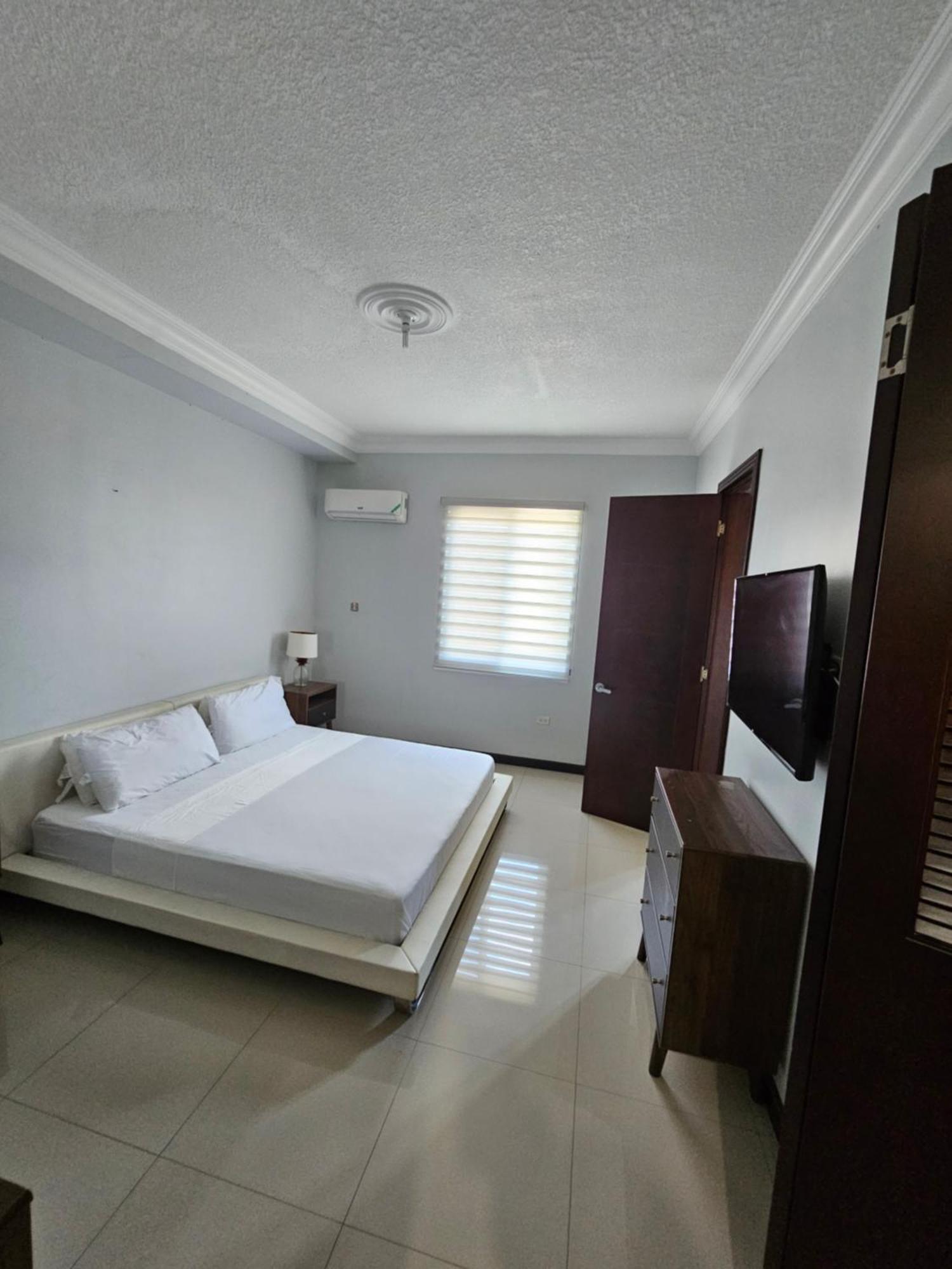 Ac Hotel Neighbors Luxury 1 Bedroom Uptown Kingston Apartment Zewnętrze zdjęcie